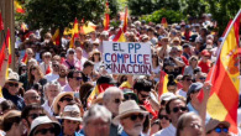 Mii de persoane protestează într-o piață centrală din Spania împotriva guvernului și premierului Pedro Sánchez. 8 iunie 2025. Foto. Profimedia | Poza 8 din 8