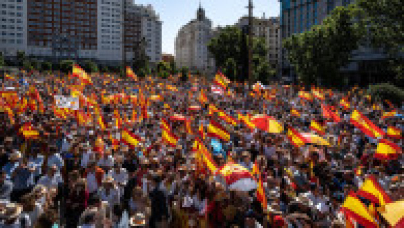Mii de persoane protestează într-o piață centrală din Spania împotriva guvernului și premierului Pedro Sánchez. 8 iunie 2025. Foto. Profimedia | Poza 1 din 8