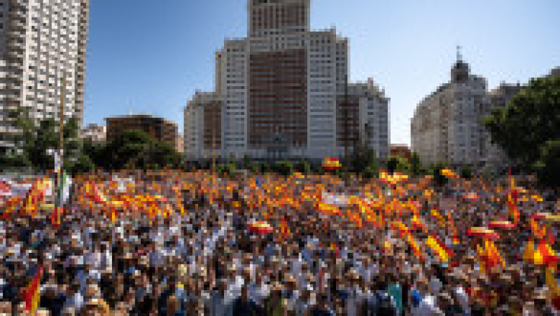Mii de persoane protestează într-o piață centrală din Spania împotriva guvernului și premierului Pedro Sánchez. 8 iunie 2025. Foto. Profimedia | Poza 4 din 8