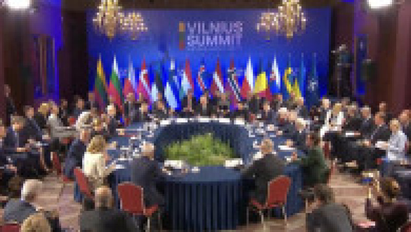 Nicușor Dan, la masa liderilor prezenți la summitul de la Vilnius, situat lângă președintele ucrainean Volodimir Zelenski. Foto: captură video | Poza 4 din 12
