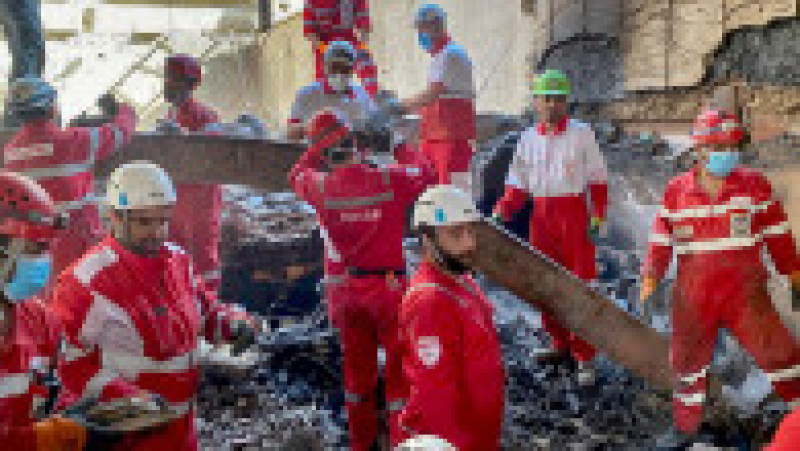 Crucea Roșie inspectează o clădire dim Teheran distrusă de un atac israelian. Foto: Profimedia | Poza 5 din 5