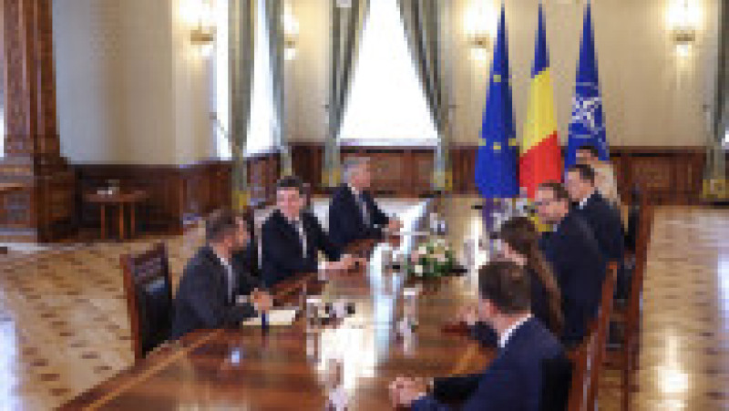 Nicușor Dan, președintele României, se întâlnește cu reprezentanții USR în timpul consultărilor cu partidele şi formaţiunile politice parlamentare în vederea desemnării candidatului la funcţia de prim-ministru, la Palatul Cotroceni din București, 19 iunie 2025. Inquam Photos / George Călin | Poza 10 din 10