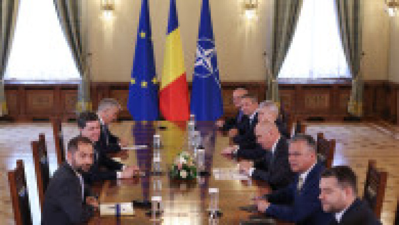 Nicușor Dan, președintele României, se întâlnește cu reprezentanții PNL în timpul consultărilor cu partidele şi formaţiunile politice parlamentare în vederea desemnării candidatului la funcţia de prim-ministru, la Palatul Cotroceni din București, 19 iunie 2025. Inquam Photos / George Călin | Poza 7 din 10