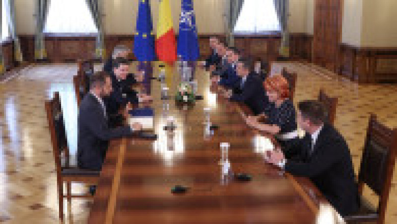 Nicușor Dan, președintele României, se întâlnește cu reprezentanții PSD în timpul consultărilor cu partidele şi formaţiunile politice parlamentare în vederea desemnării candidatului la funcţia de prim-ministru, la Palatul Cotroceni din București, 19 iunie 2025. Inquam Photos / George Călin | Poza 3 din 10