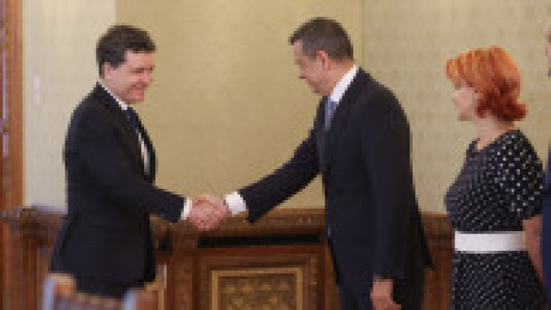 Nicușor Dan, președintele României, se întâlnește cu reprezentanții PSD în timpul consultărilor cu partidele şi formaţiunile politice parlamentare în vederea desemnării candidatului la funcţia de prim-ministru, la Palatul Cotroceni din București, 19 iunie 2025. Inquam Photos / George Călin | Poza 1 din 10