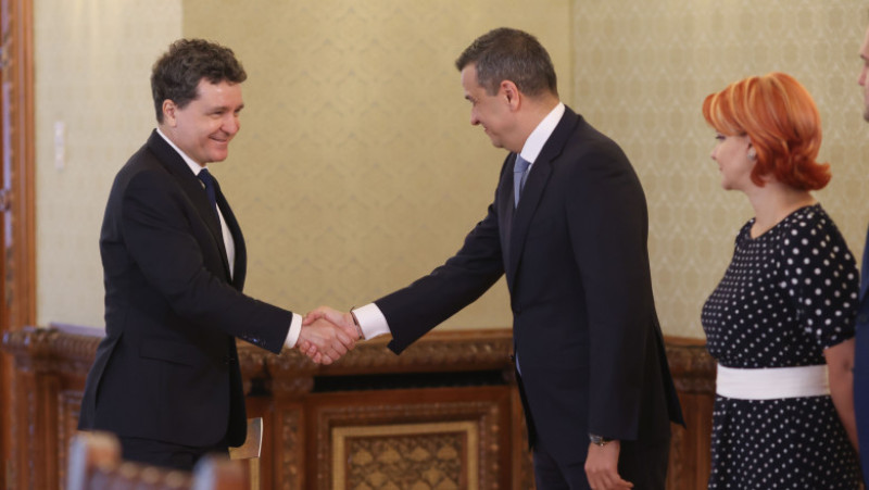 Nicușor Dan, președintele României, se întâlnește cu reprezentanții PSD în timpul consultărilor cu partidele şi formaţiunile politice parlamentare în vederea desemnării candidatului la funcţia de prim-ministru, la Palatul Cotroceni din București, 19 iunie 2025. Inquam Photos / George Călin