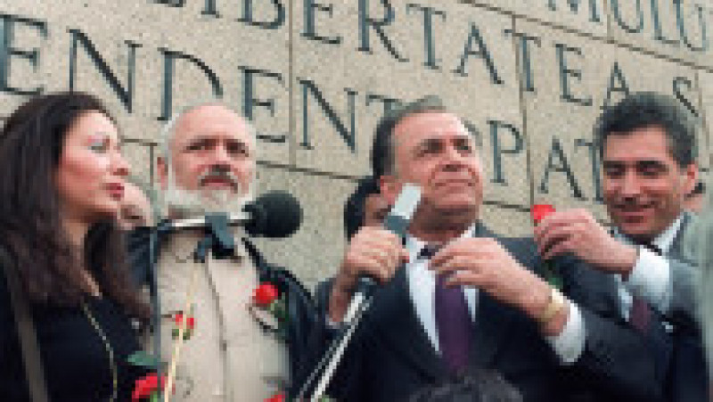 Ion Iliescu, flancat de vice-premierul Gelu Voican-Voiculescu și premierul Petre Roman, în fața Academiei Militare pe data de 27 aprilie 1990. Foto: Profimedia Images | Poza 12 din 22