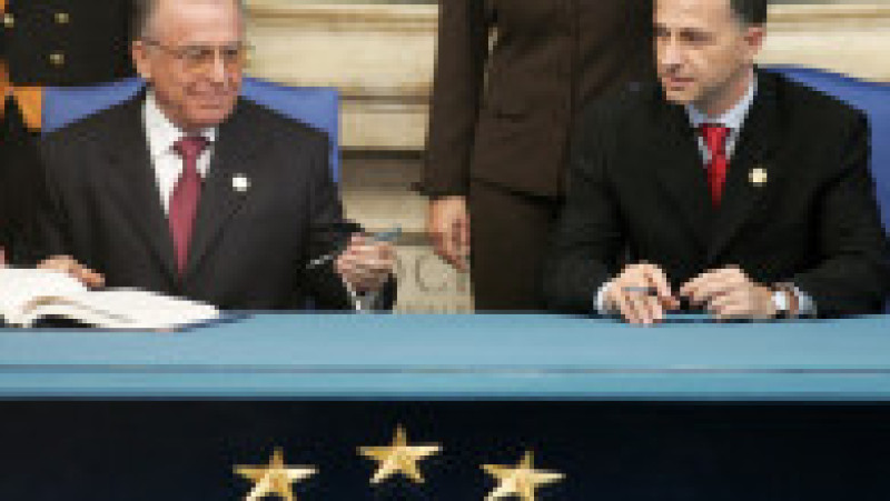 Ion Iliescu și ministrul de externe Mircea Geoană semnează Tratatul de instituire a unei Constituții pentru Europa la Roma pe data de 29 octombrie 2004. Foto: Profimedia Images | Poza 8 din 22