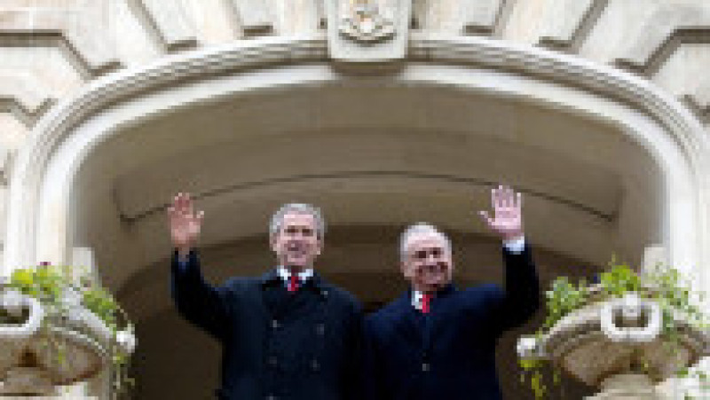 George W. Bush și Ion Iliescu înainte de o întâlnire la Palatul Cotroceni din noiembrie 2002. Foto: Profimedia Images | Poza 10 din 22