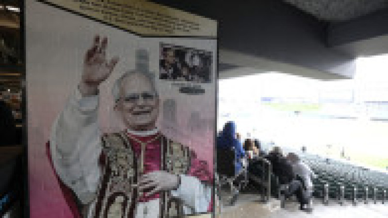 Instalație grafică cu Papa Leon al XIV-lea pe stadionul Rate Field înainte de meciul dintre Chicago White Sox și Seattle Mariners. Sursa foto: Profimedia Images | Poza 5 din 5