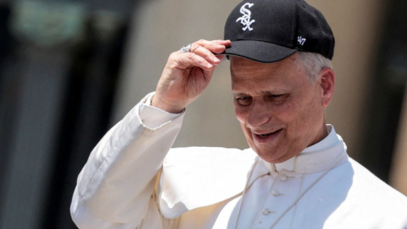 Papa Leon a purtat o șapcă cu cu logo-ul echipei White Sox. Sursa foto: Profimedia Images