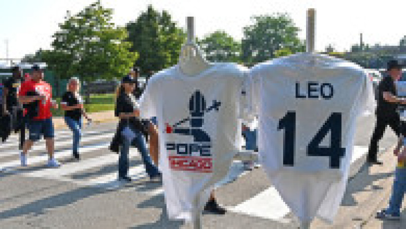 Tricouri cu Papa Leon pentru fanii basebalului înaintea unui meci White Sox. Sursa foto: Profimedia Images | Poza 4 din 5