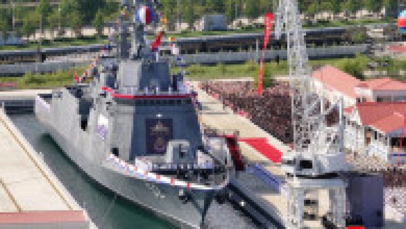 Kim Jong-un și fiica sa Ju Ae au participat la ceremonia de lansare a navei „Kang Kon” la șantierul naval Rajin. Sursa foto: Profimedia Images | Poza 10 din 11