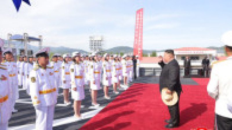 Kim Jong-un și fiica sa Ju Ae au participat la ceremonia de lansare a navei „Kang Kon” la șantierul naval Rajin. Sursa foto: Profimedia Images | Poza 3 din 11