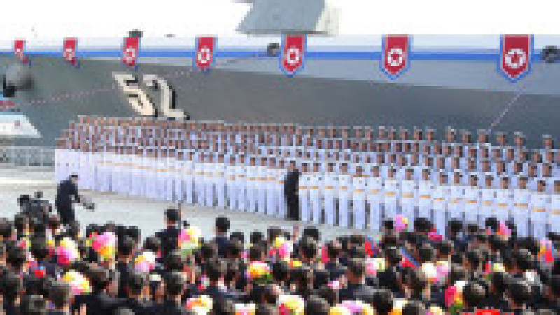 Kim Jong-un și fiica sa Ju Ae au participat la ceremonia de lansare a navei „Kang Kon” la șantierul naval Rajin. Sursa foto: Profimedia Images | Poza 9 din 11