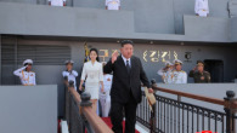Kim Jong-un și fiica sa Ju Ae au participat la ceremonia de lansare a navei „Kang Kon” la șantierul naval Rajin. Sursa foto: Profimedia Images | Poza 8 din 11