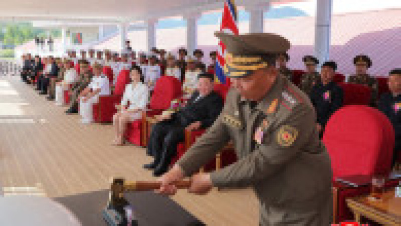 Kim Jong-un și fiica sa Ju Ae au participat la ceremonia de lansare a navei „Kang Kon” la șantierul naval Rajin. Sursa foto: Profimedia Images | Poza 5 din 11