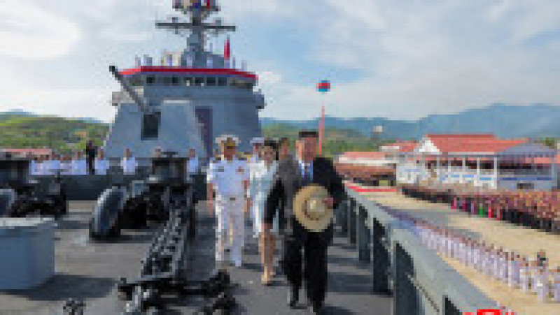 Kim Jong-un și fiica sa Ju Ae au participat la ceremonia de lansare a navei „Kang Kon” la șantierul naval Rajin. Sursa foto: Profimedia Images | Poza 7 din 11