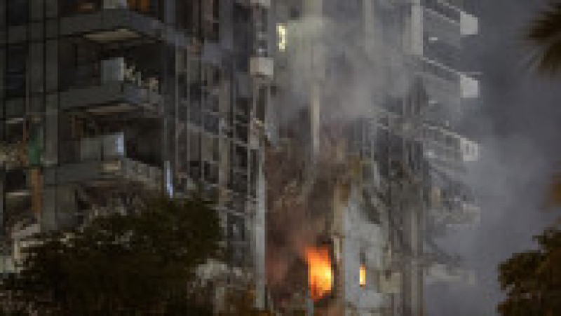Foc și fum se ridică dintr-o clădire, care ar fi fost lovită de o rachetă lansată din Iran, în centrul orașului Tel Aviv, pe 13 iunie 2025. Foto: Profimedia | Poza 18 din 19