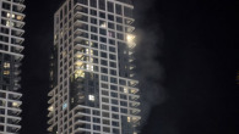 Foc și fum se ridică dintr-o clădire, care ar fi fost lovită de o rachetă lansată din Iran, în centrul orașului Tel Aviv, pe 13 iunie 2025. Foto: Profimedia | Poza 19 din 19