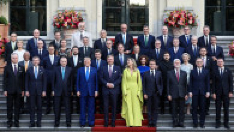 HAGA - Fotografie de familie cu regele Willem-Alexander și regina Maxima în centrul imaginii, alături de șefii de stat și de guvern participanți la summitul NATO, înaintea cinei la Paleis Huis Ten Bosch. Cina marchează începutul summitului de la Haga. Foto: Profimedia | Poza 6 din 24