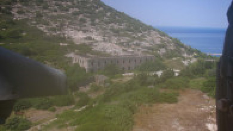 Baza militară secretă construită pe insula Sazan avea inclusiv un teatru, o școală și un spital. 150 de familii de militari trăiau pe insulă complet izolate din restul țării. Foto: Profimedia Images | Poza 12 din 15