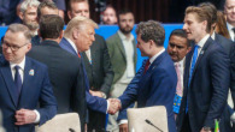 Președintele Nicușor Dan dă mâna cu președintele SUA, Donald Trump, la summitul NATO de la Haga. Foto: Presidency.ro | Poza 1 din 7
