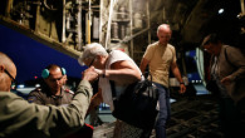 Sosirea cetățenilor români din zona de conflict armat din Orientul Apropiat repatriați în România. Foto: gov.ro | Poza 3 din 11