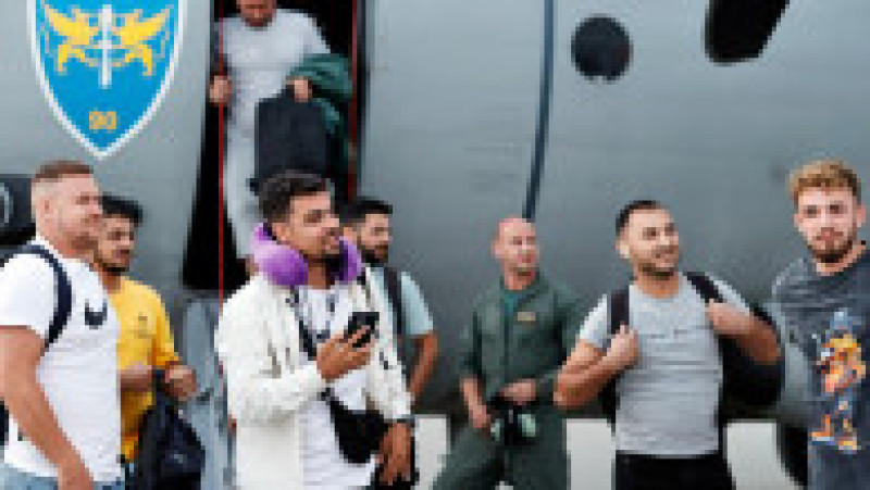 Sosirea cetățenilor români din zona de conflict armat din Orientul Apropiat repatriați în România. Foto: gov.ro | Poza 7 din 11