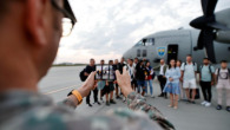 Sosirea cetățenilor români din zona de conflict armat din Orientul Apropiat repatriați în România. Foto: gov.ro | Poza 11 din 11