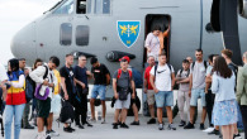 Sosirea cetățenilor români din zona de conflict armat din Orientul Apropiat repatriați în România. Foto: gov.ro | Poza 8 din 11