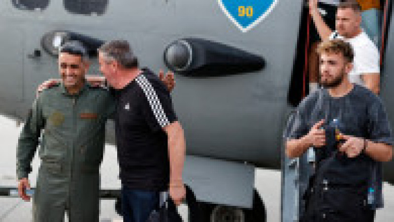 Sosirea cetățenilor români din zona de conflict armat din Orientul Apropiat repatriați în România. Foto: gov.ro | Poza 10 din 11