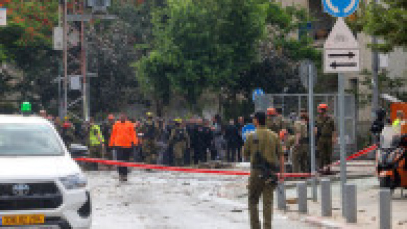 Forțele de securitate israeliene și echipele de prim ajutor se adună la locul unui atac iranian care a lovit o clădire rezidențială în zona Ramat Aviv din Tel Aviv, pe 22 iunie 2025 Foto: Profimedia | Poza 9 din 15