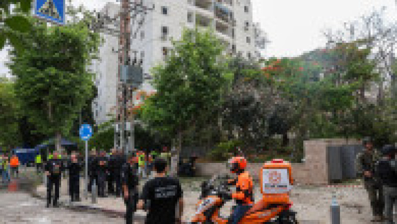Forțele de securitate israeliene și echipele de prim ajutor se adună la locul unui atac iranian care a lovit o clădire rezidențială în zona Ramat Aviv din Tel Aviv, pe 22 iunie 2025 Foto: Profimedia | Poza 8 din 15