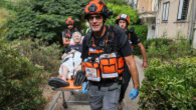 Echipele de prim ajutor israeliene evacuează o femeie rănită în urma unui atac iranian asupra unei clădiri rezidențiale din zona Ramat Aviv din Tel Aviv, pe 22 iunie 2025. Foto: Profimedia | Poza 10 din 15