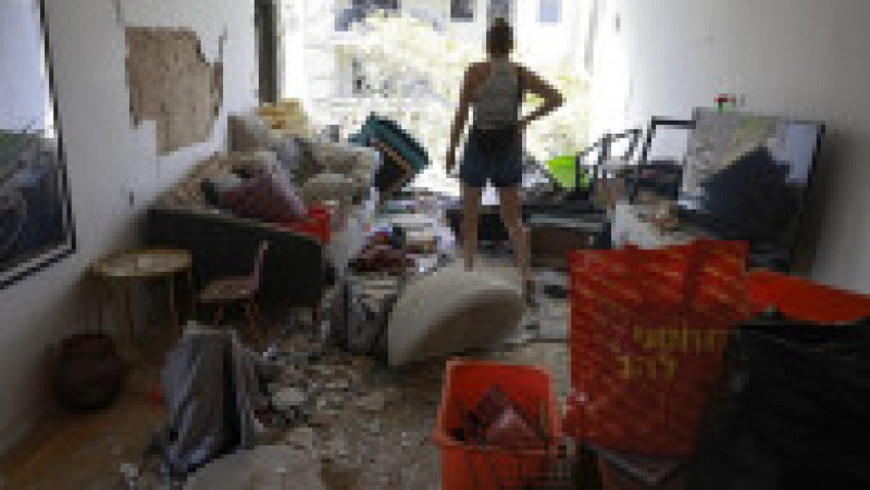 O locuitoare verifică pagubele provocate în apartamentul său de un atac iranian care a lovit un cartier rezidențial din zona Ramat Aviv din Tel Aviv, pe 22 iunie 2025 Foto: Profimedia | Poza 4 din 15