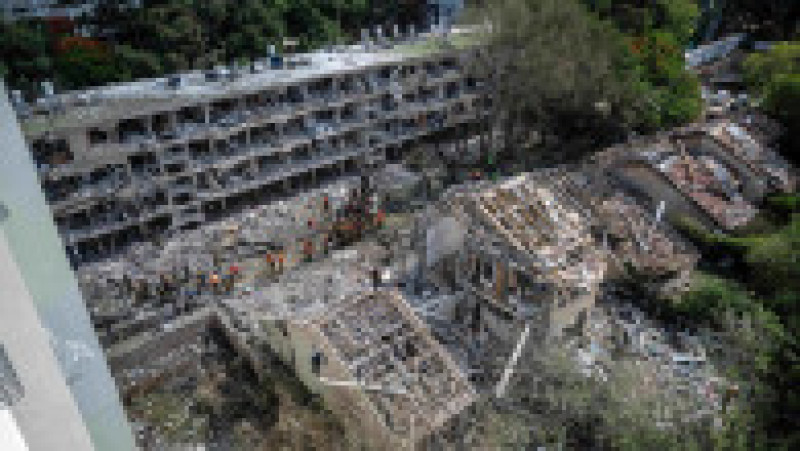 Forțele de securitate israeliene și echipele de prim ajutor se adună la locul unui atac iranian care a lovit un cartier rezidențial din zona Ramat Aviv din Tel Aviv, pe 22 iunie 2025. Foto: Profimedia | Poza 5 din 15