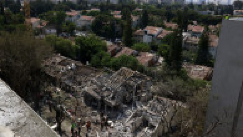 Forțele de securitate israeliene și echipele de prim ajutor se adună la locul unui atac iranian care a lovit un cartier rezidențial din zona Ramat Aviv din Tel Aviv, pe 22 iunie 2025. Foto: Profimedia | Poza 3 din 15