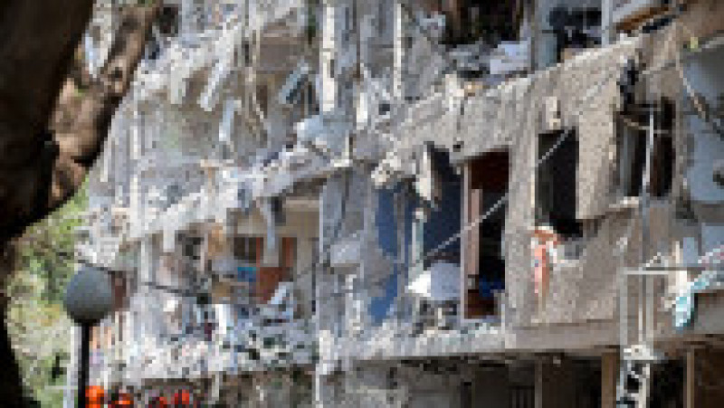 Forțele de securitate israeliene și echipele de prim ajutor se adună la locul unui atac iranian care a lovit un cartier rezidențial din zona Ramat Aviv din Tel Aviv, pe 22 iunie 2025. Foto: Profimedia | Poza 1 din 15