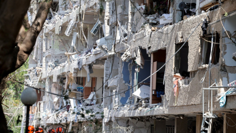 Forțele de securitate israeliene și echipele de prim ajutor se adună la locul unui atac iranian care a lovit un cartier rezidențial din zona Ramat Aviv din Tel Aviv, pe 22 iunie 2025. Foto: Profimedia