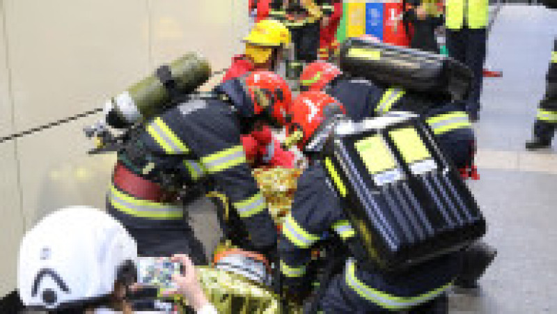 Imagini din timpul intervențiilor desfășurate la stația de metrou Academia Militară, în cadrul exercițiului național Seism 2025. Foto: IGSU | Poza 3 din 7