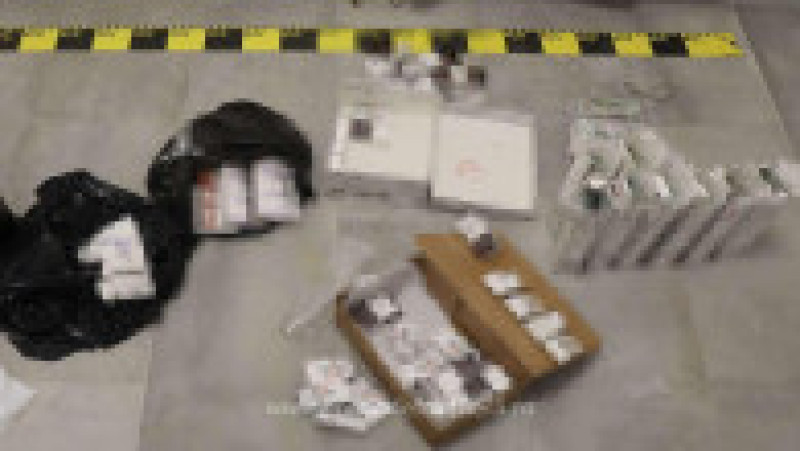 Suma de 580.000 de dolari, ascunsă în cartușe de țigări, descoperită la Punctul de Trecere a Frontierei Siret. Foto: Poliția de Frontieră. | Poza 5 din 5