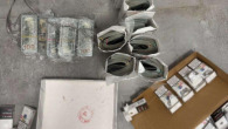 Suma de 580.000 de dolari, ascunsă în cartușe de țigări, descoperită la Punctul de Trecere a Frontierei Siret. Foto: Poliția de Frontieră. | Poza 3 din 5