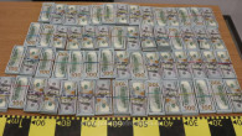 Suma de 580.000 de dolari, ascunsă în cartușe de țigări, descoperită la Punctul de Trecere a Frontierei Siret. Foto: Poliția de Frontieră. | Poza 4 din 5