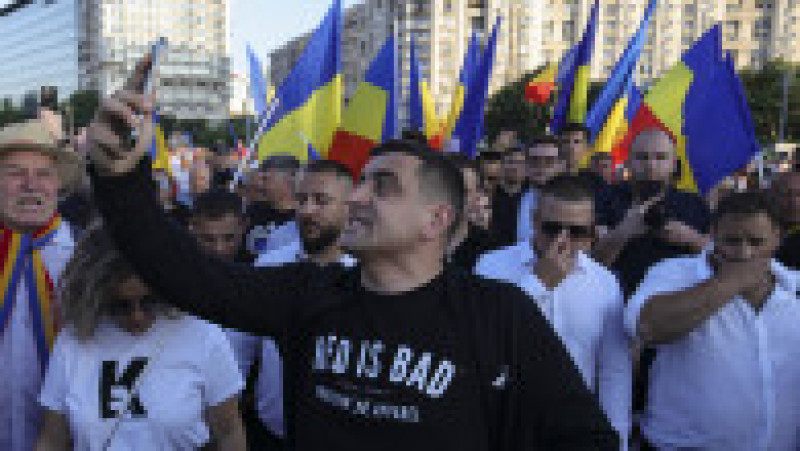 Reprezentanți și simpatizanți ai AUR protestează în București împotriva „austerității” pregătite de viitoarea coaliție de guvernare. Inquam Photos / Octav Ganea | Poza 9 din 15