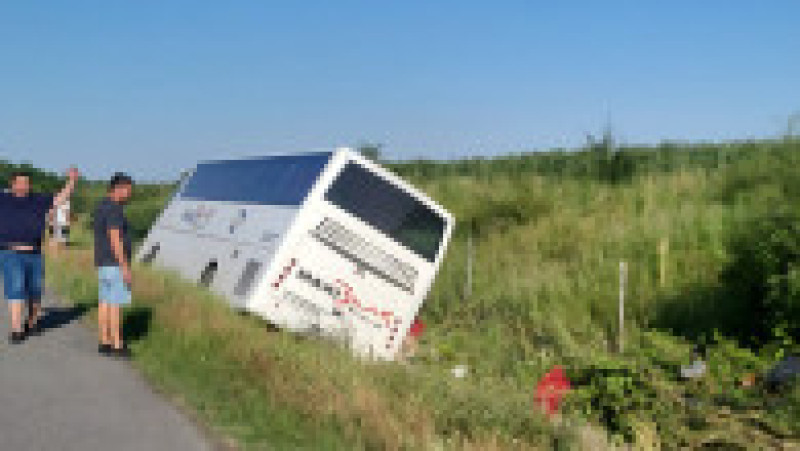 Autocarul s-a răsturnat după ce o roată din față a explodat. Sursă foto: ISU Călărași | Poza 2 din 5