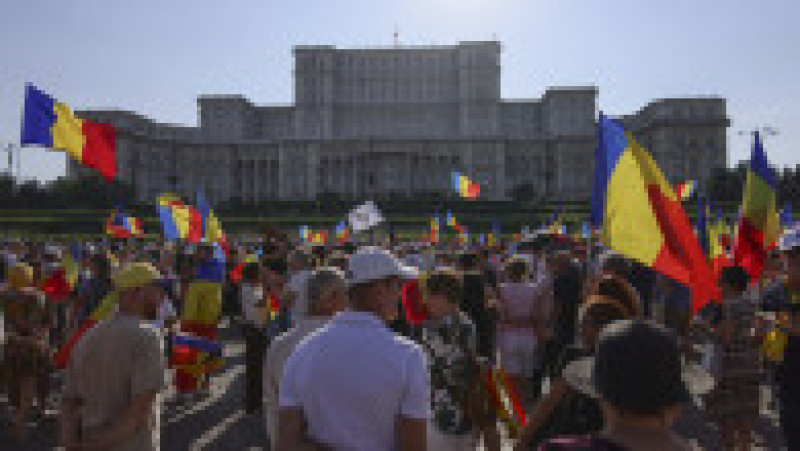 Reprezentanți și simpatizanți ai AUR protestează în București împotriva „austerității” pregătite de viitoarea coaliție de guvernare. Inquam Photos / Octav Ganea | Poza 13 din 15
