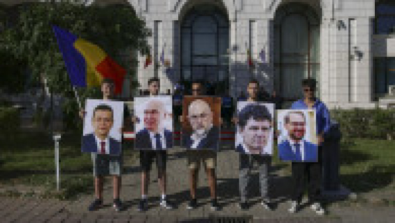 Reprezentanți și simpatizanți ai AUR protestează în București împotriva „austerității” pregătite de viitoarea coaliție de guvernare. Inquam Photos / Octav Ganea | Poza 15 din 15