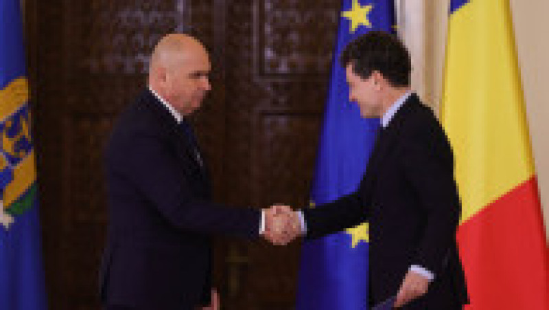 Președintele Nicușor Dan dă mâna cu premierul Ilie bolojan, la ceremonia depunerii juramântului de investitură de către reprezentanții guvernului coaliției PSD-PNL-USR-UDMR - Minorităti condus de Ilie Bolojan, la Palatul Cotroceni, 23 iunie 2025. Foto: Inquam Photos / Octav Ganea | Poza 9 din 13