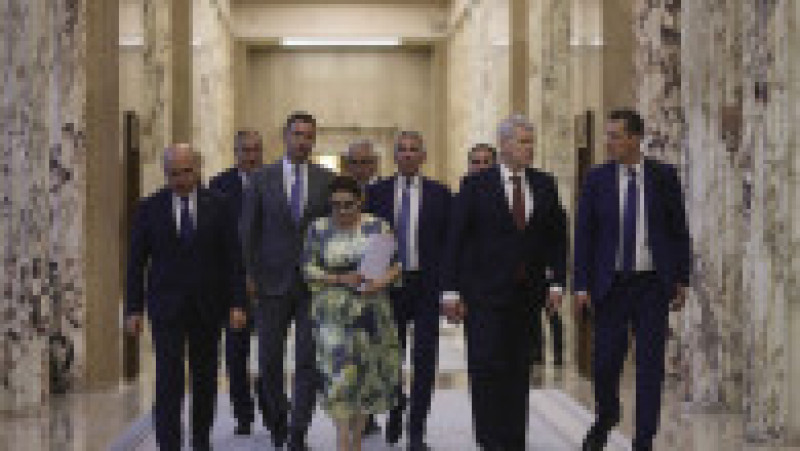 Membrii Guvernului Ilie Bolojan, pe holul Palatului Victoria Foto: Inquam Photos / Octav Ganea | Poza 4 din 13